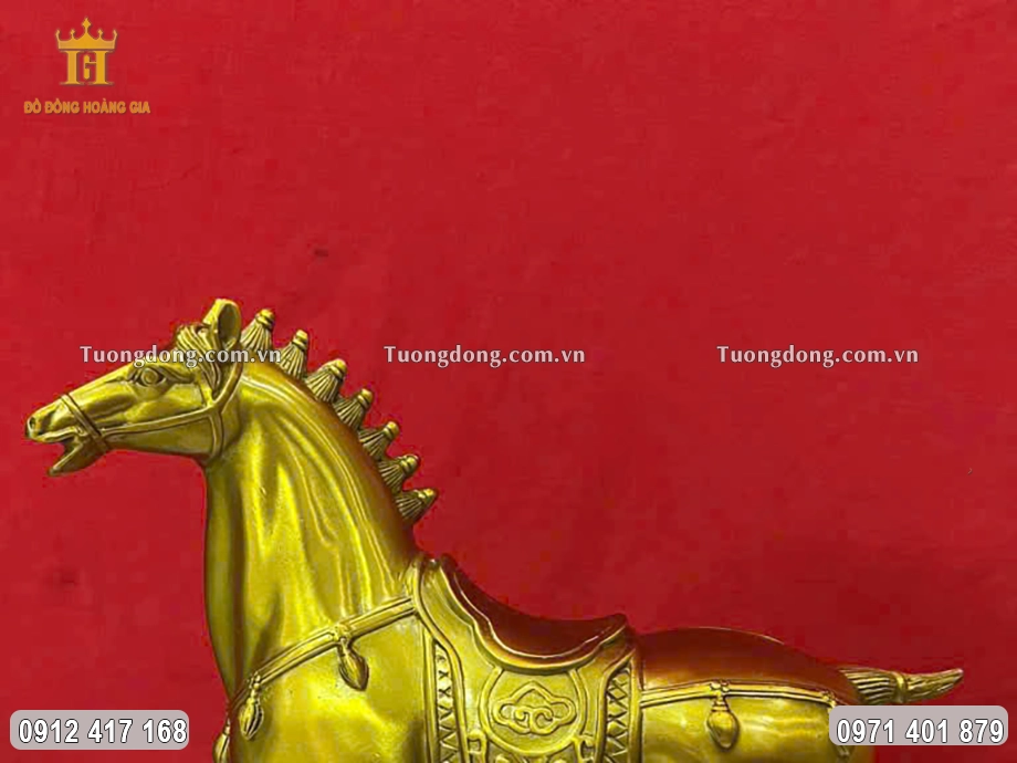 Bờm ngựa được tạo hình thắt thành ba chùm có trang sức gọi là Tam-hoa